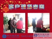 因帶領村民做手工活致富，被競選為村長，山東濰坊市楊女士的手工活創(chuàng)業(yè)故事