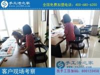邊帶孫子邊做手工活賺錢，甘肅蘭州市騰老太的幸福晚年生活