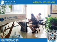 9月1日，在家賺錢的手工活好做嗎？這里的珠繡串珠手工活簡單好學。手工之家接待考察加工客戶剪影