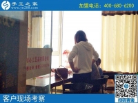 在家坐著數(shù)錢不是夢！河南新鄉(xiāng)陳女士做手工活實(shí)現(xiàn)居家就業(yè)