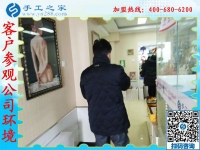 1月12日，可以在家做的手工活，正規(guī)可靠的外發(fā)手工活就是珠繡免押金手工活，手工之家接待考察加工客戶剪影