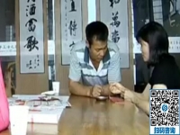 李先生來(lái)手工之家現(xiàn)場(chǎng)練習(xí)珠繡針?lè)?，耐心認(rèn)真的態(tài)度值得佩服