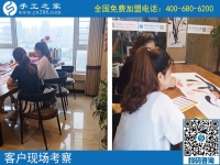 7月29日，為什么都選手工之家的珠繡串珠外放手工活？正規(guī)的手工活外發(fā)加工廠家有什么特征？手工之家接待考察加工客戶剪影