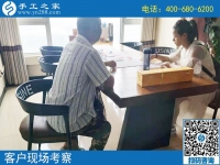 7月31日，月末來合作，想在家做手工活掙錢的人選擇了珠繡，手工之家接待考察加工客戶剪影