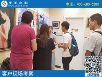 組織人做手工活促進鄰里和睦，一起說說笑笑串珠繡