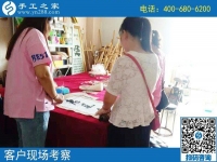 8月14日，把手工活拿回家做，這里的珠繡個人定制很受歡迎，手工之家接待考察加工客戶剪影