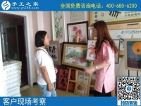 可以在家做的簡(jiǎn)單手工活，這位女士選擇手工之家串珠繡