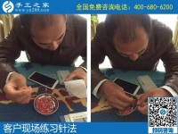 冬天農(nóng)閑，農(nóng)村婦女拿手工活回家做業(yè)余增收