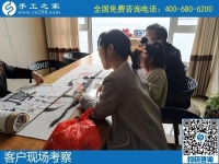 11月16日，代理手工活加工項(xiàng)目，就是珠繡串珠外發(fā)手工活賺錢好項(xiàng)目，手工之家接待考察加工客戶剪影