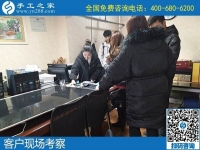 留守婦女在家做的手工活，坐在一起說說笑笑把錢掙！