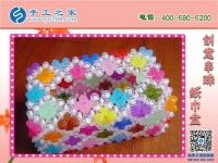 姐妹倆一起做手工活，一起利用空余時間賺錢