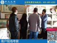 4月26日，農(nóng)村手工活加工項(xiàng)目、純手工活外發(fā)加工，返鄉(xiāng)農(nóng)民工的創(chuàng)業(yè)好項(xiàng)目就在勵(lì)志珠珠繡，手工之家接待考察合作加工客戶剪影
