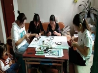 從個(gè)人加工到創(chuàng)業(yè)組織人做，4年來(lái)，她一直在做勵(lì)志珠珠繡