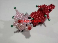 7月1日，傳承非遺傳統(tǒng)手工，勵志珠珠繡手工是正規(guī)拿回家做的手工活，常年有活兒，圖為加工人員寄回的珠繡串珠飾品實拍