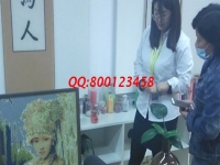 下班后的好兼職，做珠繡手工活掙錢的她帶著同事一起干