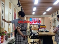 8月23日，材料有保障，拿回家做的手工活，在家做手工活掙錢選非遺手工勵志珠珠繡是有道理的，圖為手工之家接待考察加工人員剪影