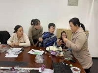 串珠外包加工手工活在零工經(jīng)濟(jì)中發(fā)揮重要作用，讓許多人居家受益