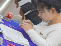 3月2日，帶回家做的手工活，珠繡串珠代加工手工活是手工之家外發(fā)加工的手工活項目，圖為加工人員來手工之家現(xiàn)場學習手工技能剪影