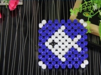 3月27日，年輕人也喜歡在家工作，把手工活拿回家做，手工之家會(huì)提供成品參考和驗(yàn)收標(biāo)準(zhǔn)，圖為勵(lì)志珠珠繡串珠手工產(chǎn)品剪影