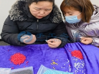 串珠繡外放手工活助力鄉(xiāng)村振興，農(nóng)民朋友農(nóng)忙時(shí)也有收入
