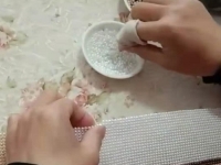 農(nóng)閑更賺錢，剛忙完麥?zhǔn)?，又忙起彩珠繡加工來……