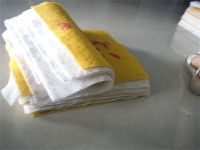 中秋節(jié)，在家做手工活加工跟家人一起賞月